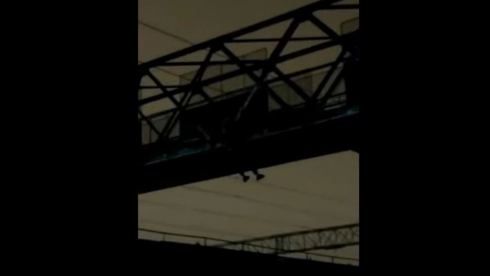 Petiție pentru demolarea PASARELEI din gara din Focșani. Un tânăr a sărit de pe ea pe tren și s-a electrocutat