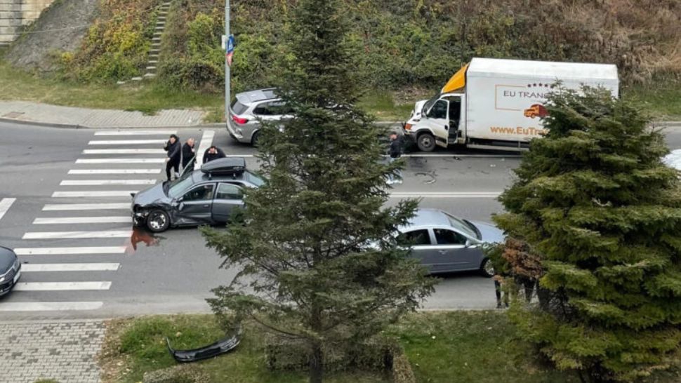 FOTO Accident cumplit la Pitești, 2 răniți au ajuns la spital