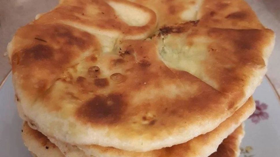 Plăcinte cu verdeață preparate la tigaie. Rețeta veche din Ardeal