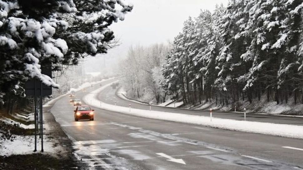 Atenție, șoferi! GHEAȚĂ NEAGRĂ pe șoselele din România. Cum să te ferești de unul dintre cele mai mari PERICOLE