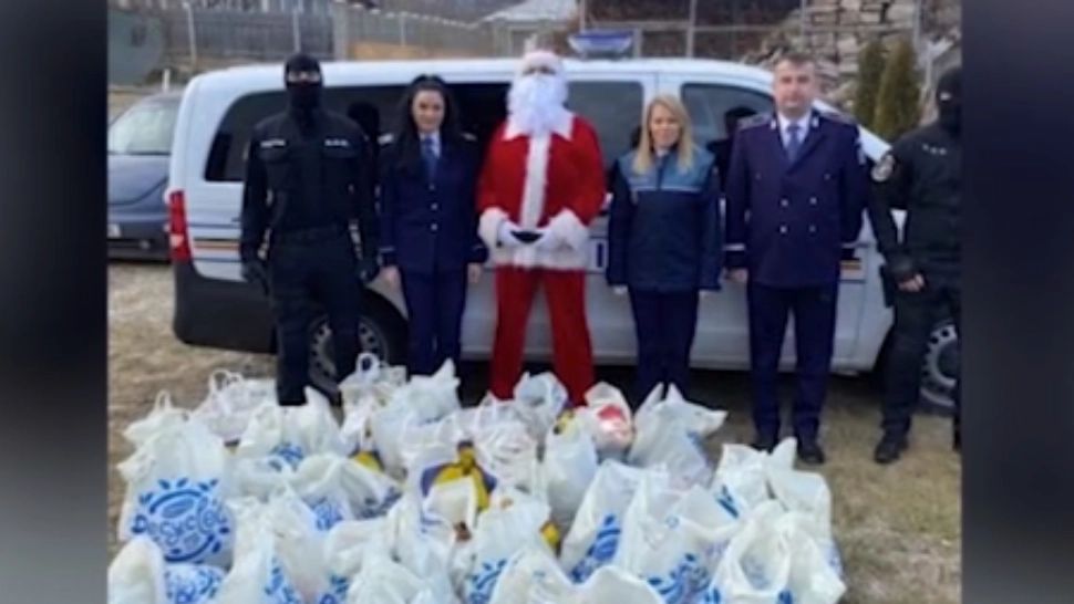 Polițiștii l-au ajutat pe Moș Crăciun să ofere cadouri copiilor nevoiași