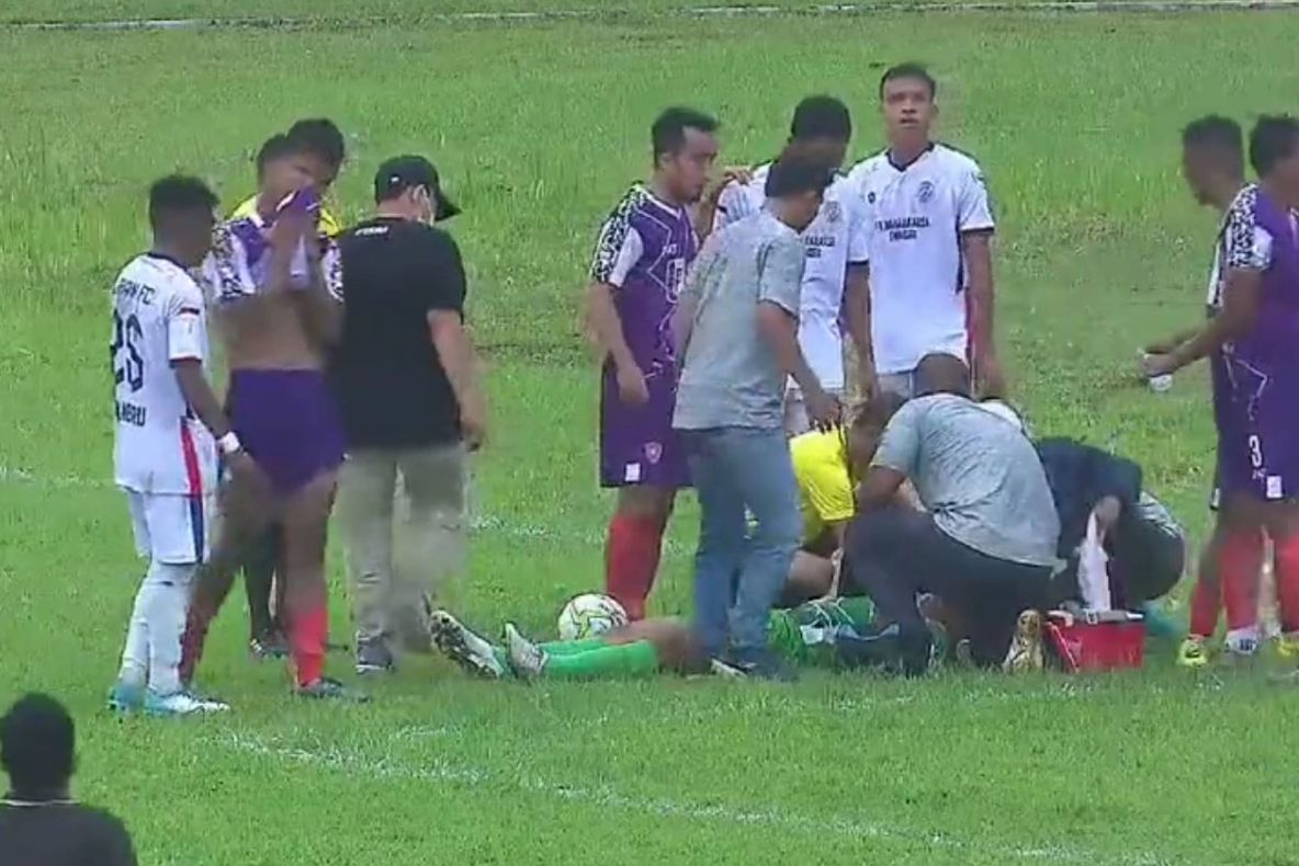 VIDEO - Un portar a murit după o ciocnire violentă cu adversarul său, pe terenul de fotbal. Momentul terifiant