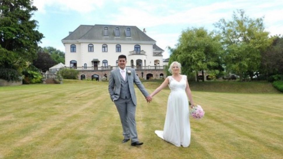 Văduva privea pozele de la nuntă. Brusc, a văzut un detaliu terifiant. A simţit cum i se scurge viaţa