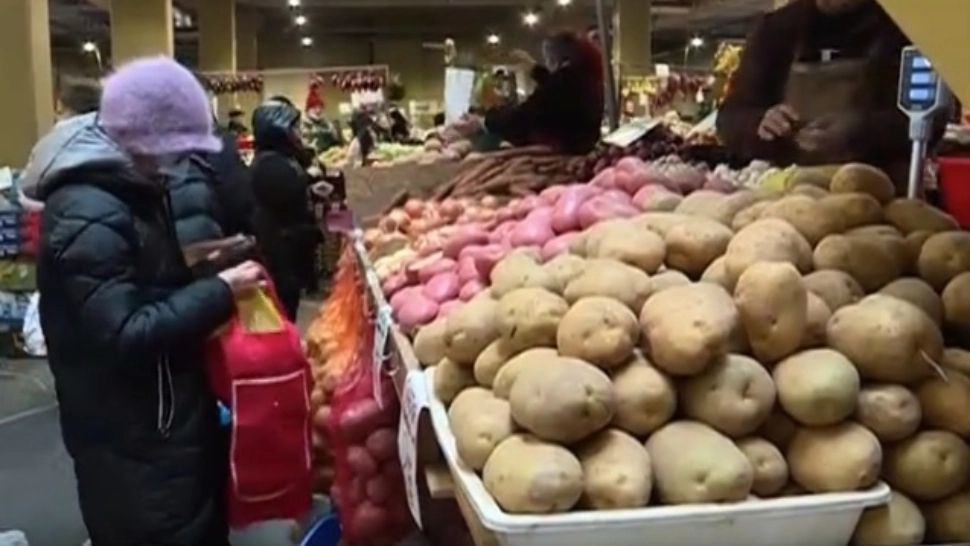 Prețuri uriașe, sărbători mai sărace. Românii scot mai mulți bani din buzunar pentru masa de Crăciun