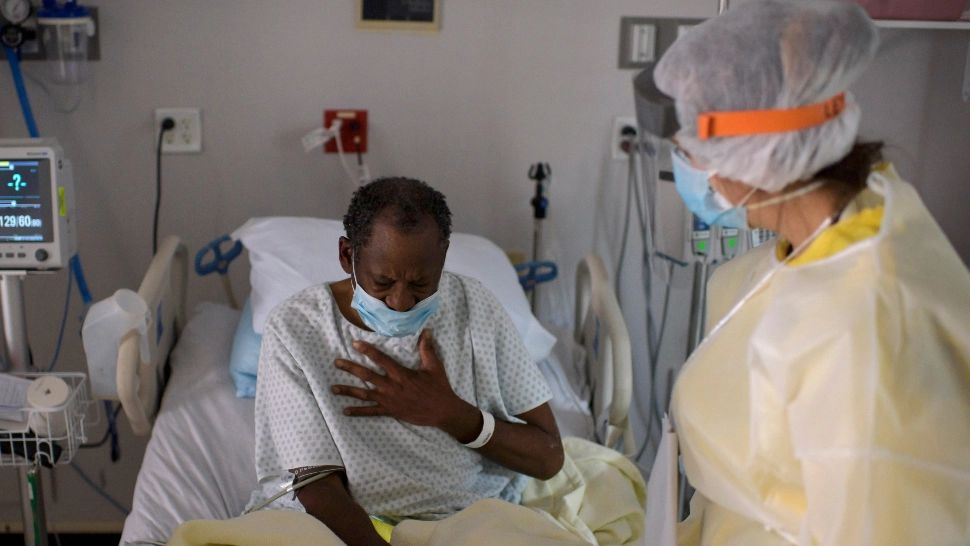 Ce SIMPTOME au pacienții infectați cu tulpina OMICRON. Ce transmit medicii 