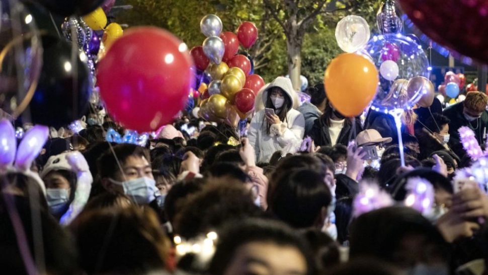 Tulpina OMICRON anulează sărbătorile! Mai multe orașe din Europa nu vor organiza petrecerile de Revelion din aer liber