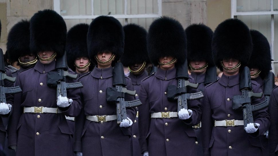 VIDEO | Incident șocant la Turnul Londrei. Garda Reginei Elisabeta a călcat în picioare un copil