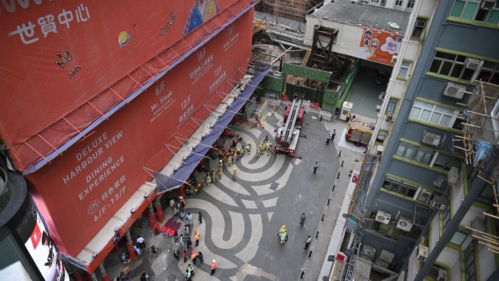 FOTO Incendiu de AMPLOARE la clădirea World Trade Center, din Hong Kong: Peste 100 de persoane, blocate pe acoperiș. 8 răniți - Operațiunile de salvare, în dinamică