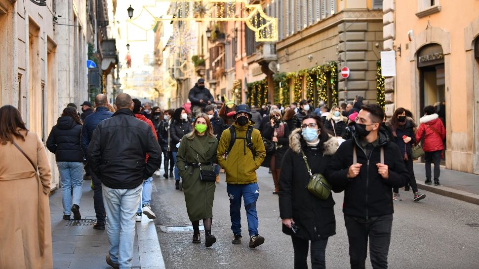 Masca de protecție devine obligatorie în exterior, în Italia
