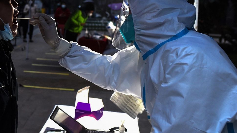 Oraș de 13 milioane de locuitori, din China, pus sub carantină strict din cauza câtorva zeci de cazuri de Covid. Ce INTERDICȚII se aplică