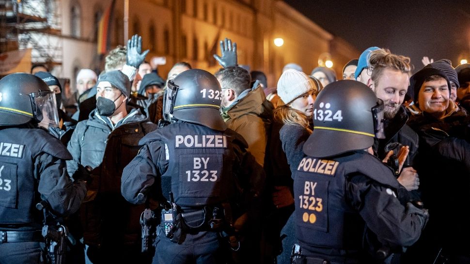 FOTO + VIDEO | Proteste masive în Germania. Polițiști și jurnaliști răniți în urma luptelor de stradă 