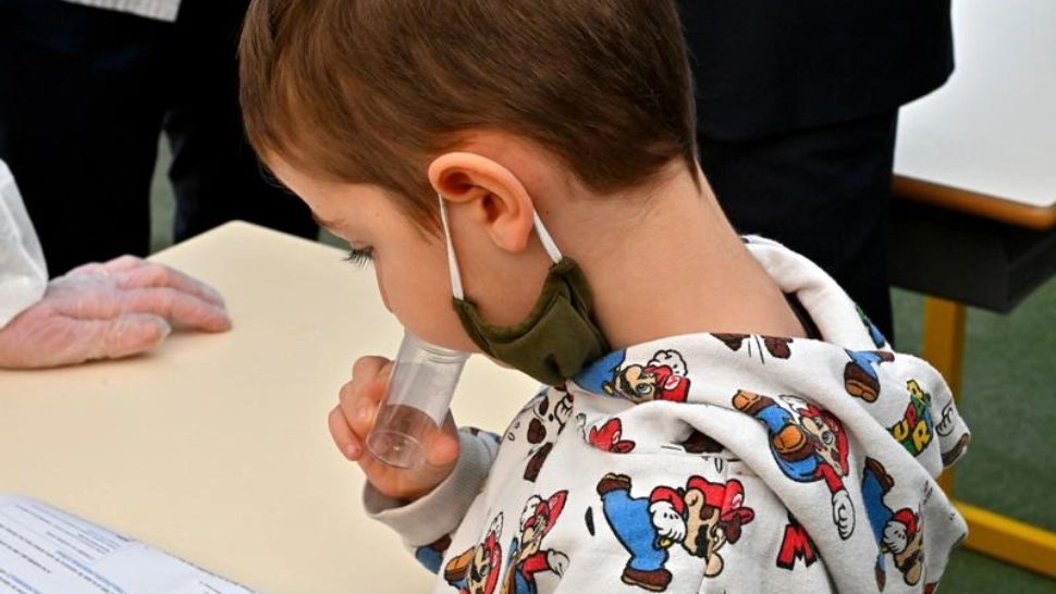 Elev din Sibiu, primul caz POZITIV la testul cu salivă din judeţ