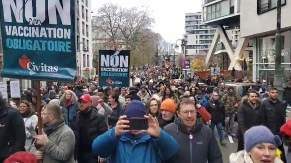 Proteste violente la Bruxelles din cauza restricțiilor. Capitala UE, sub asediu - Imagini șocante