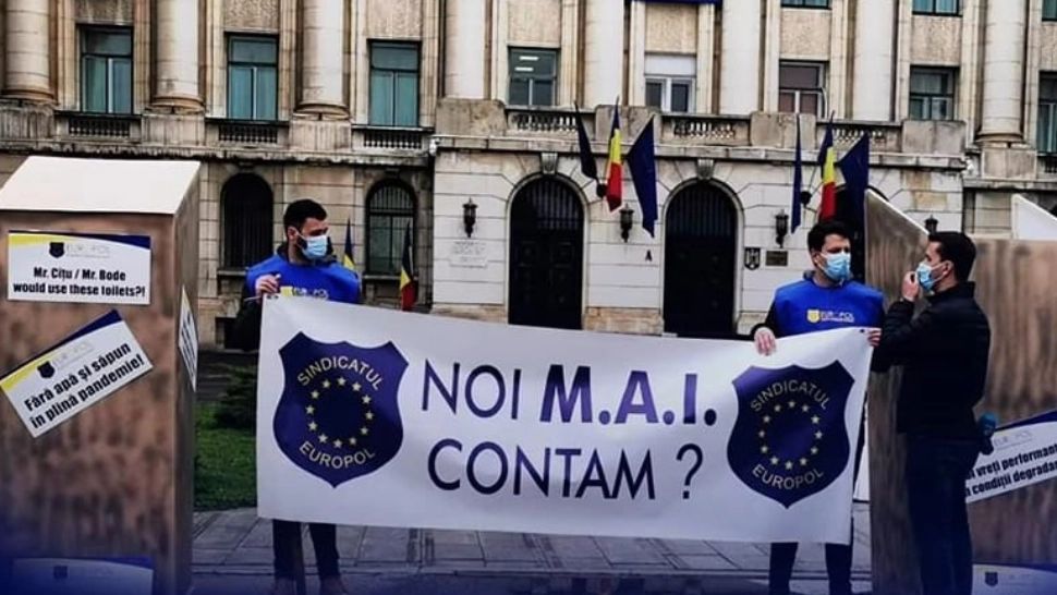 VIDEO Polițiștii, PROTEST pentru majorări de salarii și pensii. Ciolacu, huiduit la PSD, fumigene la PNL