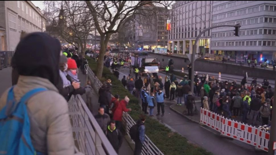 PROTESTE în Europa, de Crăciun, din cauza certificatului Covid