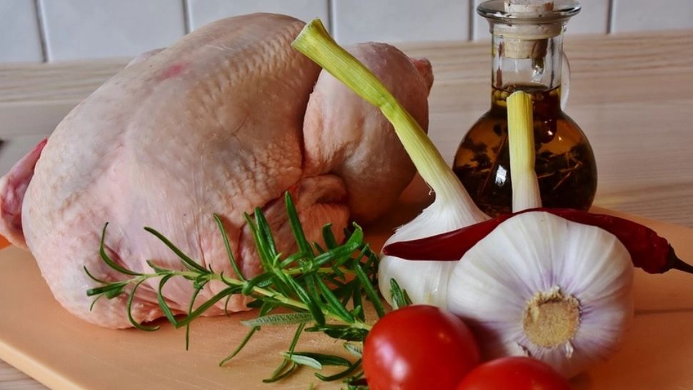 Otrava din puii gigant pe care îi cumpărăm din supermarket. Ce punem, de fapt, în farfurie - risc de boli oncologice