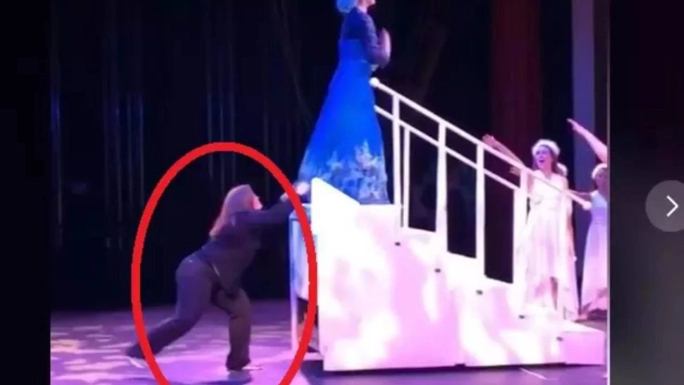 VIDEO – I-a tras rochia de pe ea chiar în timpul concertului – Ce a urmat a uluit spectatorii care nu mai înțelegeau ce se petrece