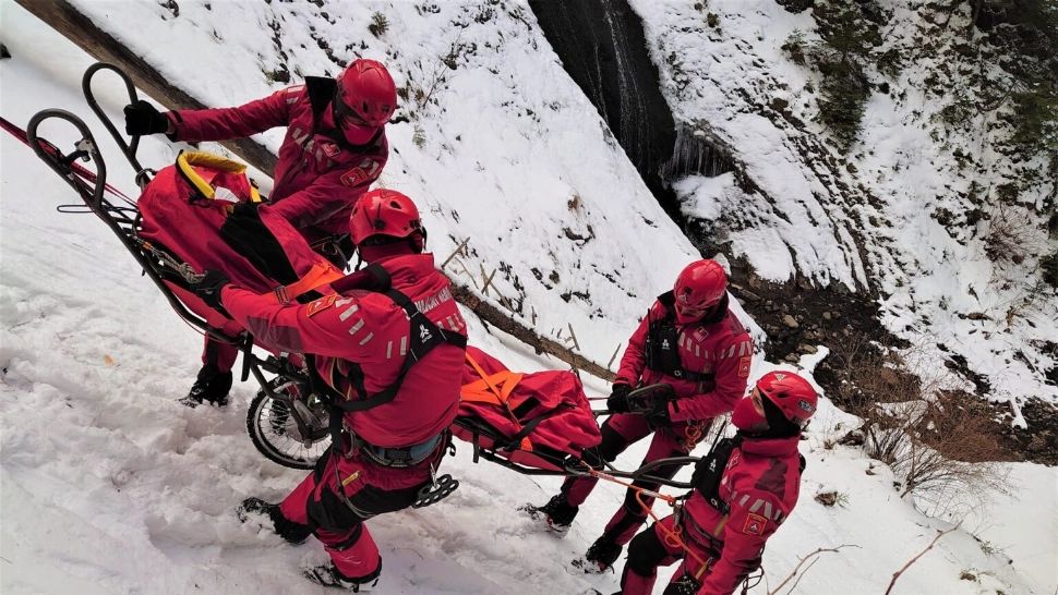 Turista căzută în prăpastie, în Bucegi, a fost recuperată de salvamontiști - Femeia a alunecat 200 de metri de pe un versant