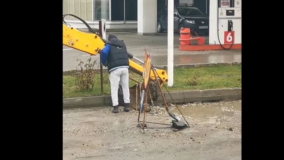 „Eficiență” românească: muncitorii au adunat apa cu lopata, pe care au vărsat-o în...cupa excavatorului! VIDEO