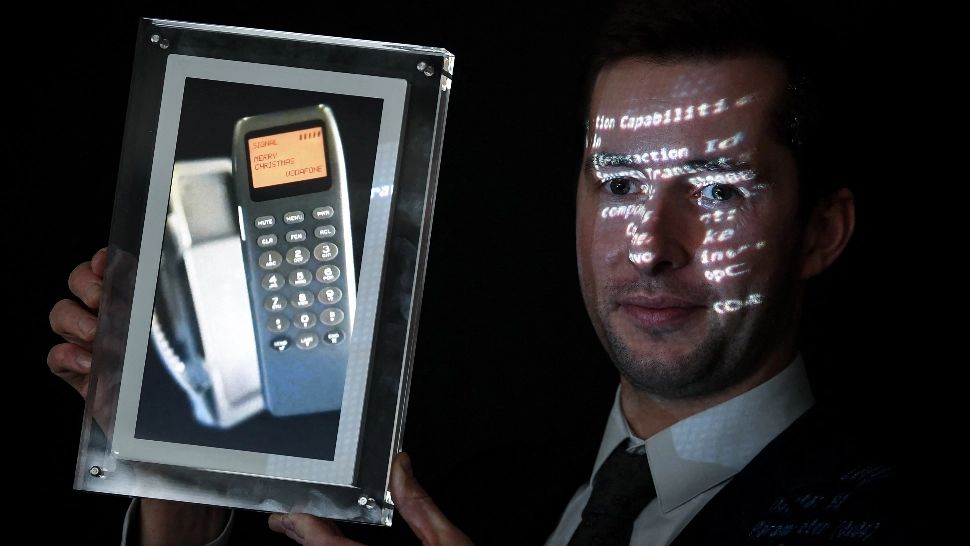 Care este povestea din spatele primului SMS din istorie, trimis acum peste un sfert de secol VIDEO