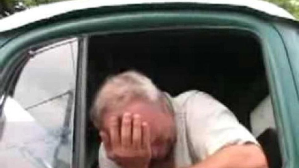 Asta înseamnă beat "RANGĂ". Un șofer sucevean a fost scos din mașină cu echipa de descarcerare