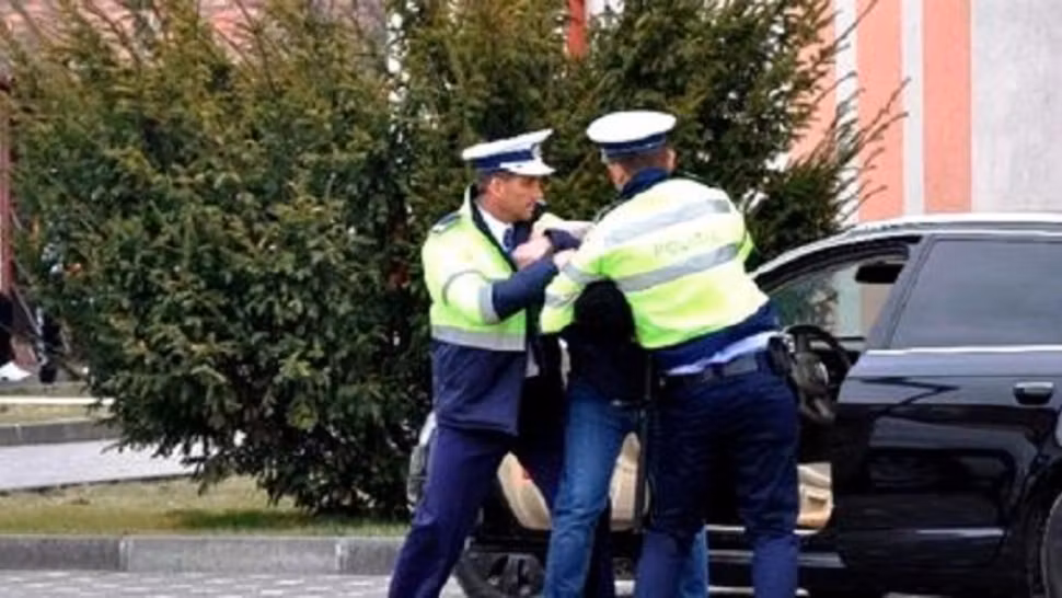 Poliţist din Mureş, reținut pentru că vindea maşini second-hand și înscena accidente, pentru a frauda despăgubiri pe polițe RCA