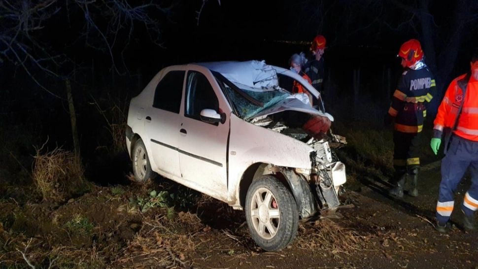 Un bărbat de 42 de ani a murit, după ce a intrat cu mașina într-un stâlp de electricitate