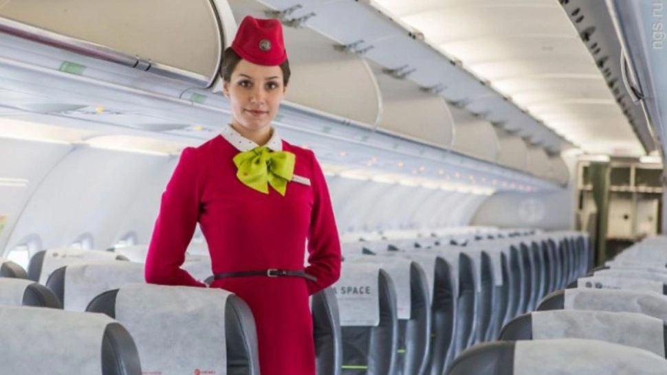 De ce își ascund stewardesele mâinile la spate când urcăm în avion? Un scop precis, puțini îl știu