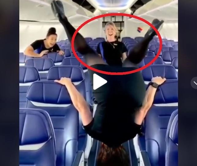 VIDEO – Ce a putut să facă o stewardesa. Colegelor nu le-a venit să creadă ce “priveliște” le oferă