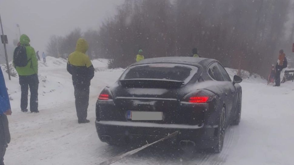 VIDEO Haos în stațiunea Straja. Sute de amenzi, turiștii au rupt bariere, au clonat carduri de acces și au parcat la întâmplare