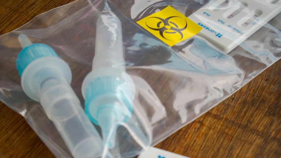 Elevii revin în bănci în plin val 5 OMICRON. Ce se întâmplă cu testele de salivă - Câte zile va fi asigurată testarea COVID-19