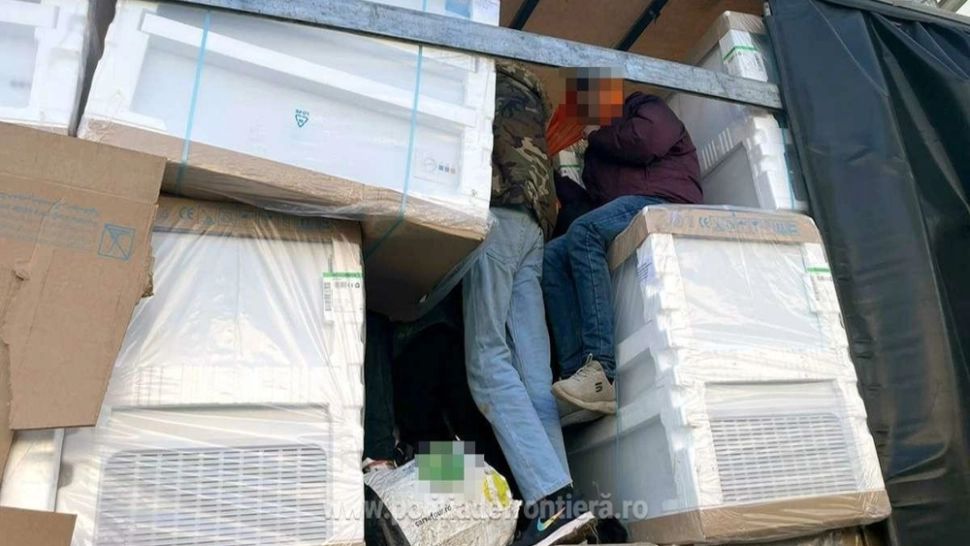 26 de migranți ascunși într-un TIR cu frigidere, prinși de Poliția de Frontieră înainte să plece spre Italia