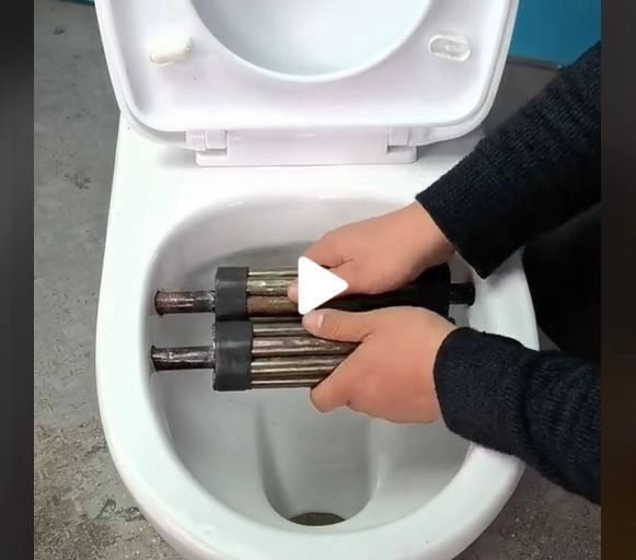 Invenția care devenit virală pe rețelele de socializare – Ce a putut să monteze un instalator în WC și care e motivul