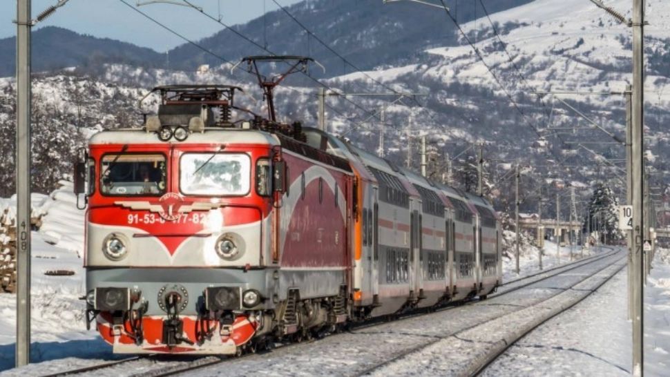 UPDATE Un tren cu zeci de pasageri, deblocat după 4 ore, în județul Harghita