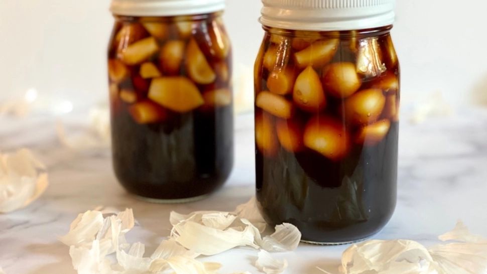 Beneficiile usturoiului macerat în vin roşu - tratează boli grave, curăță sângele și crește rezistența la efort