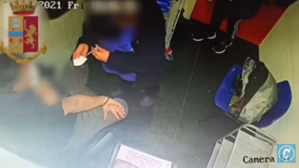 VIDEO | Vaccinare la chiuvetă filmată cu camera ascunsă de polițiști. Imagini REVOLTĂTOARE