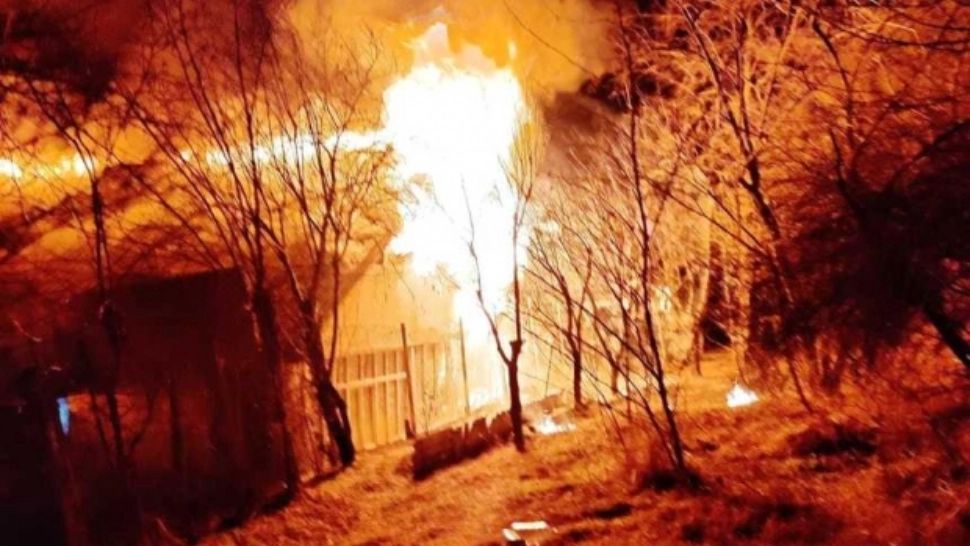 VIDEO Incendiu devastator, urmat de explozie, la Vaslui. O femeie a murit carbonizată