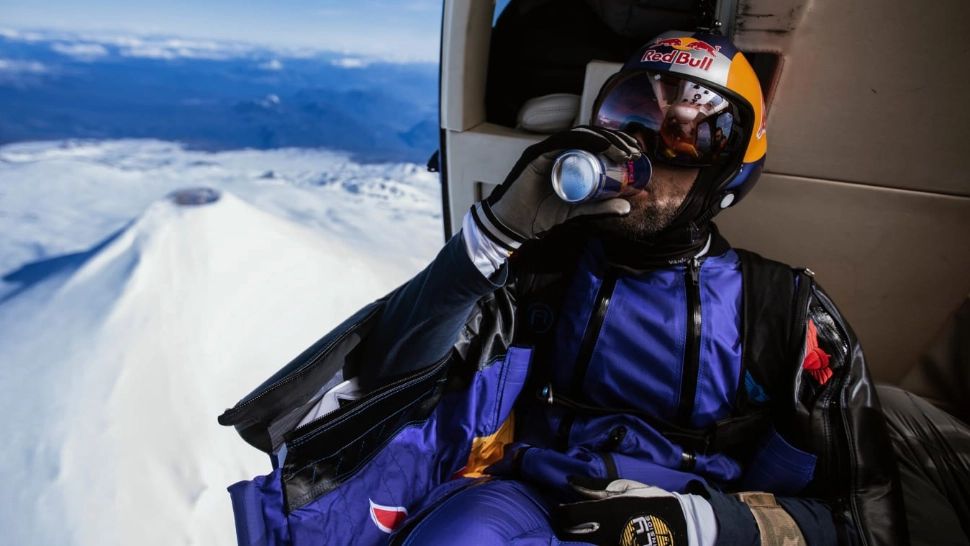 VIDEO | Un bărbat din Chile a devenit prima persoană din lume care a zburat în interiorul unui vulcan activ 