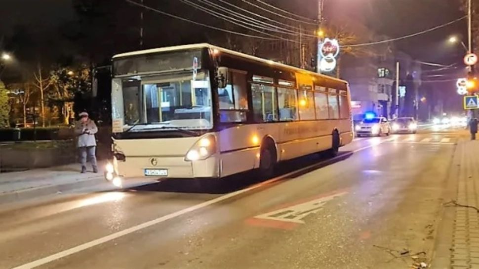 La un pas de tragedie: Bărbat în stare gravă după ce a fost lovit de autobuz, în Vaslui