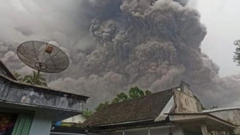 Cel mai mare vulcan din INDONEZIA a erupt din nou luni! Sunt peste 22 de morți, zeci de persoane dispărute si sute de răniți 
