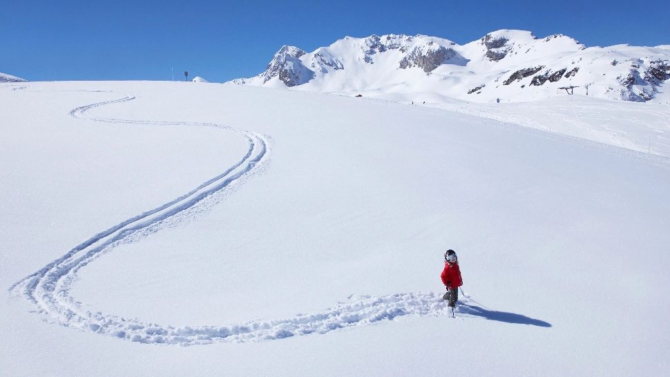 VIDEO | Iarnă în toată regula, la munte. HARTA cu zonele unde se înregistrează cel mai mare strat de zăpadă din țară