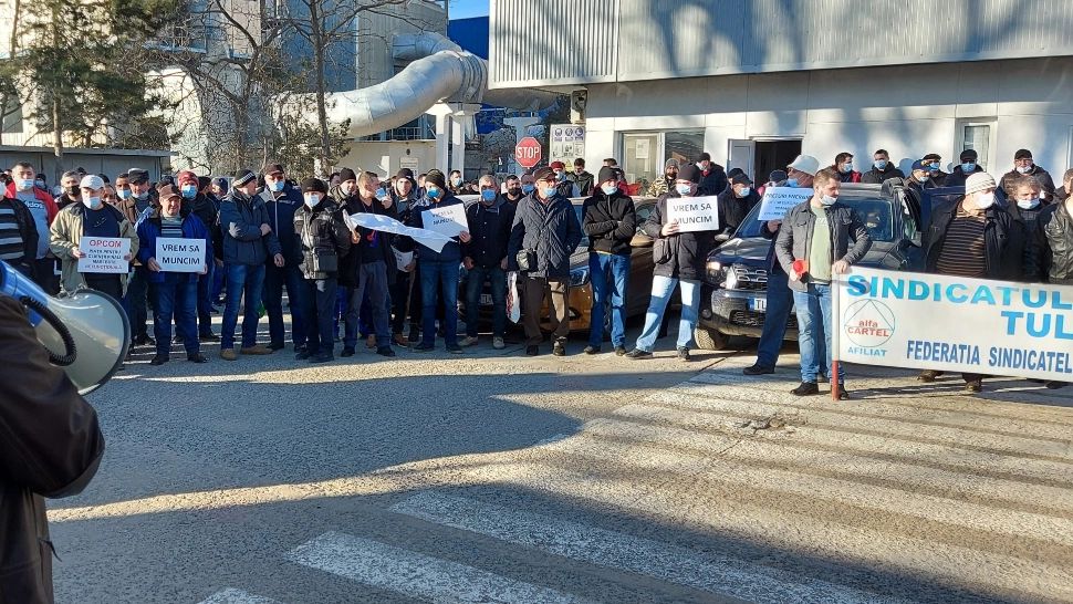 Protest la combinatul de alumină din Tulcea! Sute de angajați sunt nemulțumiți de creșterea prețului energiei electrice 