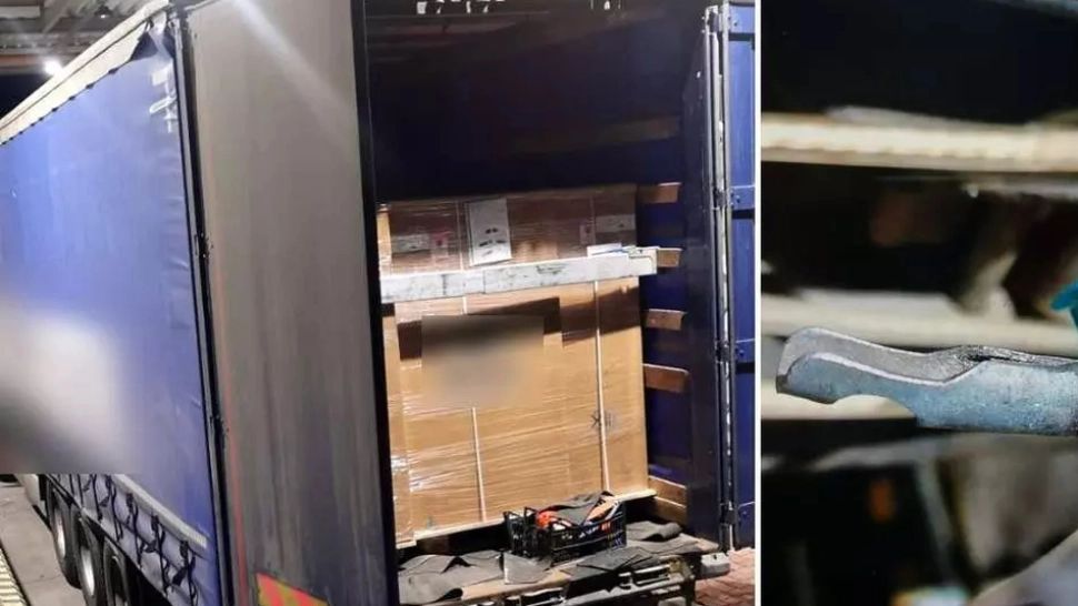  FOTO | Migranți ascunși printre paleți și mobilă, descoperiți la frontiera din ARAD 