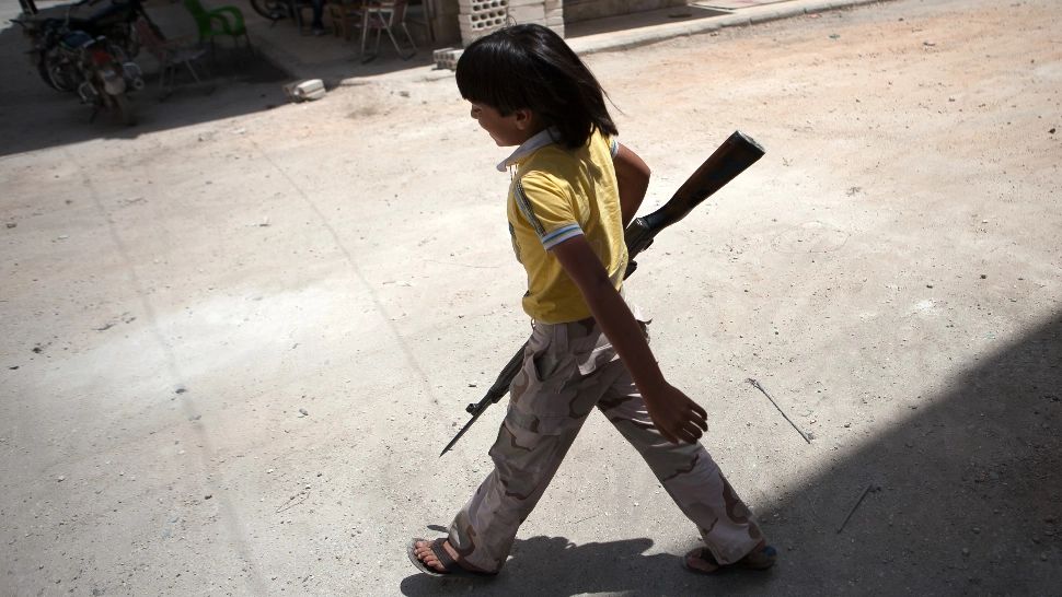 O femeie din Suedia care și-a transformat fiul într-un copil soldat în războiul din Siria va fi judecată! Ce riscă aceasta 