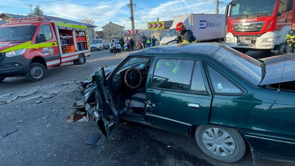 FOTO Impact VIOLENT între un camion încărcat cu butelii și un autoturism, în județul Prahova. Pericol de EXPLOZIE: Trafic complet BLOCAT