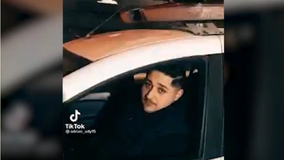 Bărbatul care s-a filmat în mașina poliției a fost REȚINUT. Ce riscă acesta