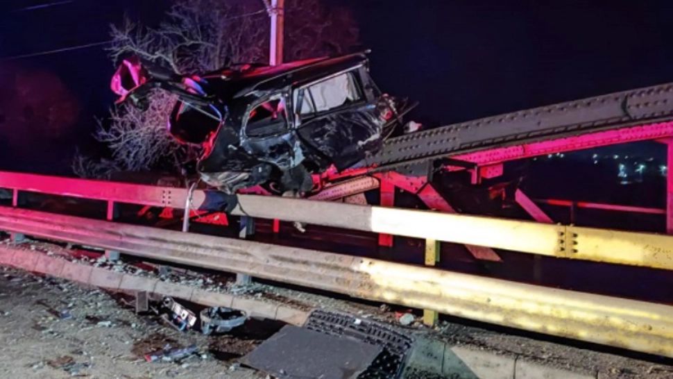 Accident INCREDIBIL, în Bacău: Mașină lovită de tren după un accident rutier! Șoferul a scăpat nevătămat. Cum arată mașina