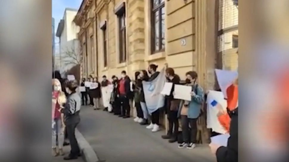 Elevii amenință că vor ATACA în instanță ordinul prin care se modifică pragul de acordare a burselor de merită