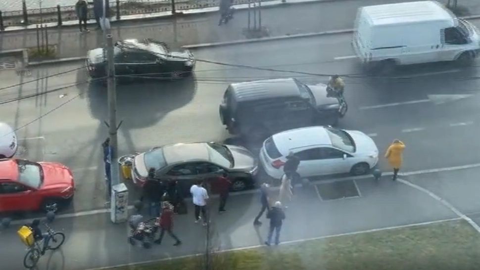 DECIZIE a Poliției Capitalei: Ce s-a întâmplat cu șoferul care a dus pe capotă un biciclist livrator, în Sectorul 6