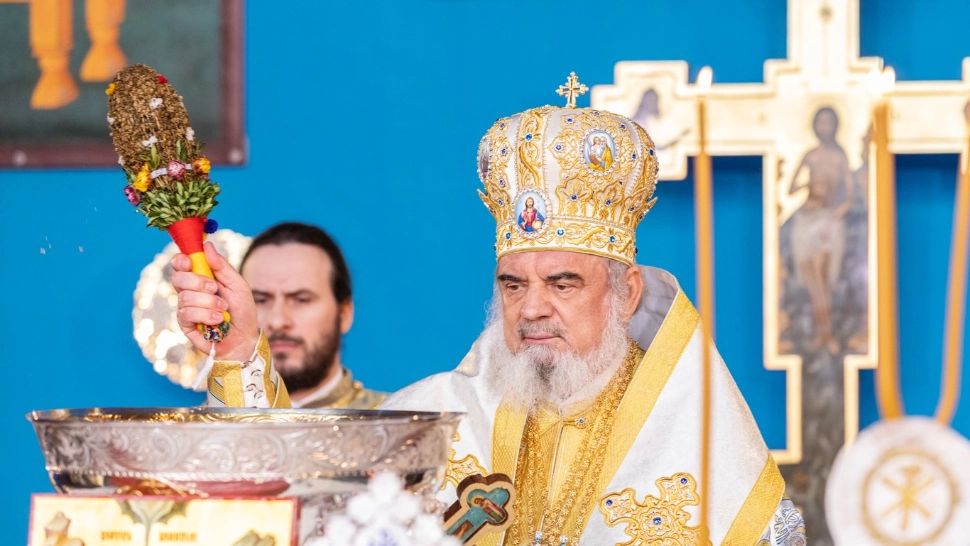 Bobotează 2022. Patriarhia Română a pregătit 10.000 de sticle cu apă sfințită - Ce semnificație are Aghiasma mare